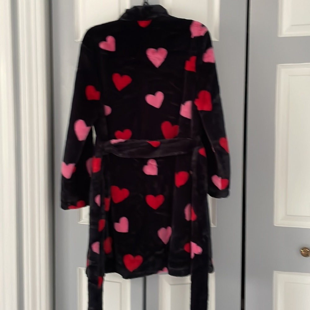 Kate Spade Medium plush robe black with red & pink hearts & pockets! Valentine’s - Picture 6 of 17